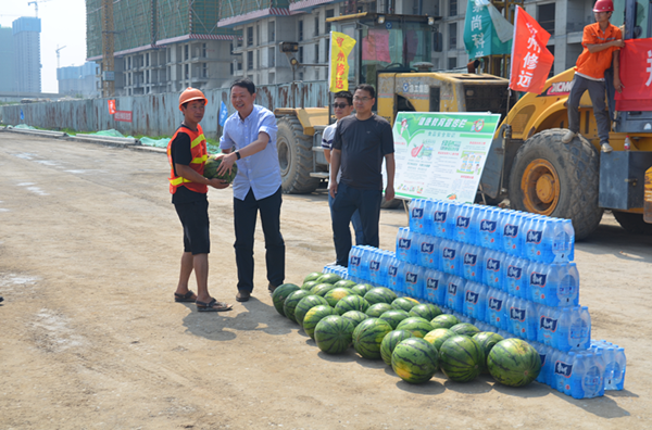 万搏在线开户-万搏(中国)
开展夏季送清凉慰问市政工程一线活动